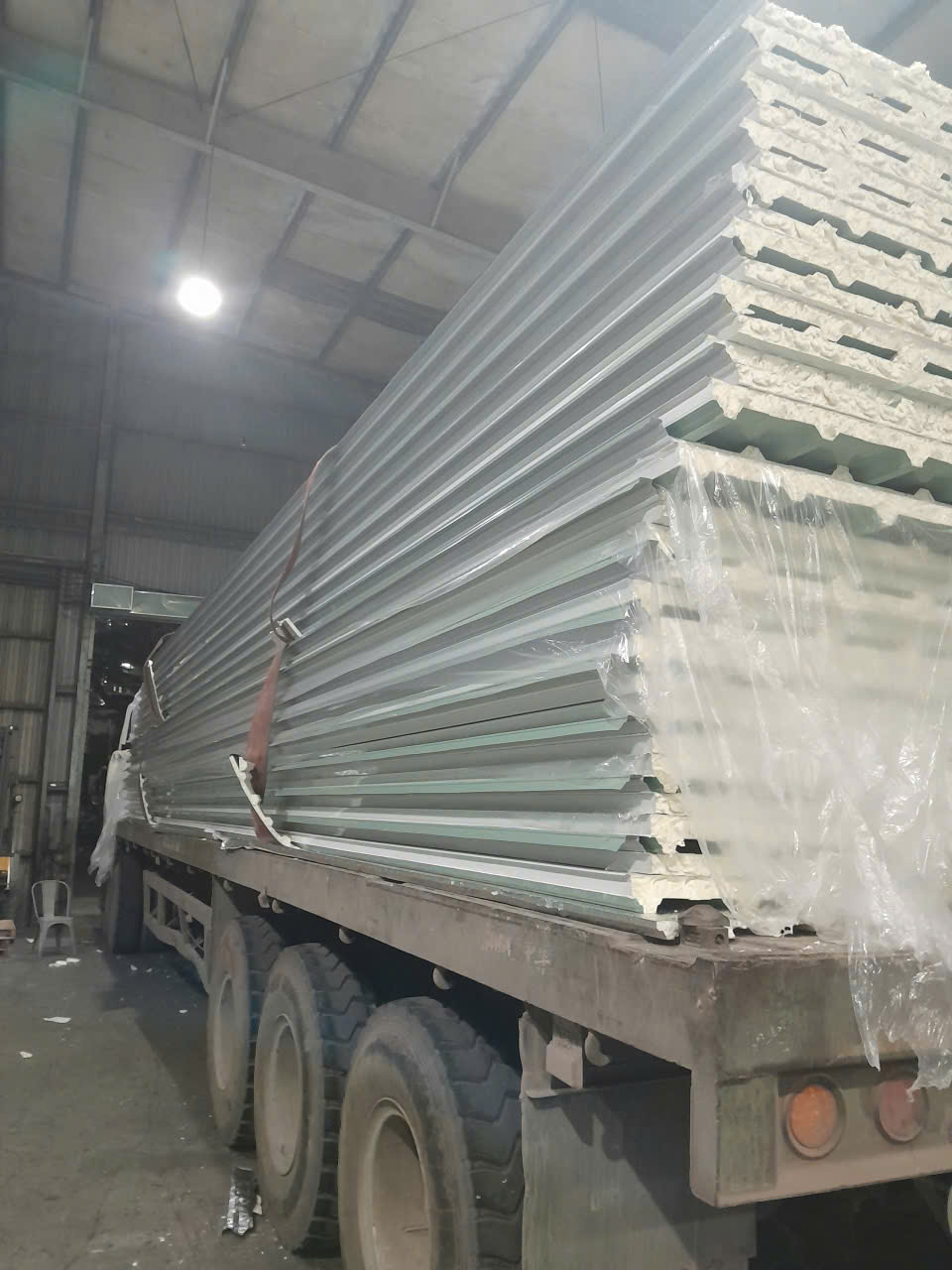 Hàng panel mái đã lên xe cont để 22h tối có mặt tại công trình