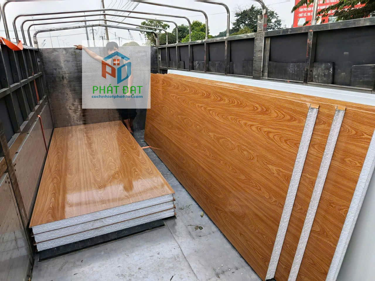 Panel Vân Gỗ: Giải Pháp Vách Ngăn Sang Trọng, Cách Nhiệt Vượt Trội